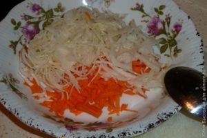 Салат из ветчины и кислых яблок