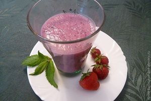 Молочный коктейль с ягодами и бананом