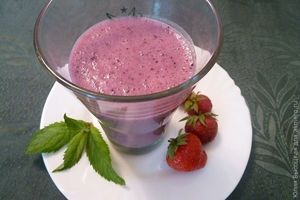 Молочный коктейль с ягодами и бананом