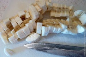 Мороженое с бананом и шоколадом