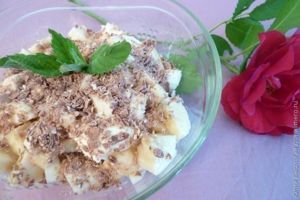 Мороженое с бананом и шоколадом