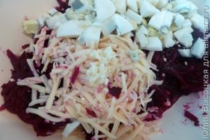 Салат из свеклы с чесноком и сыром