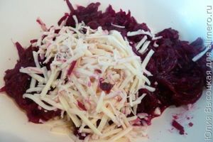 Салат из свеклы с чесноком и сыром