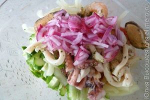 Легкий салат с морепродуктами