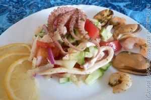 Легкий салат с морепродуктами