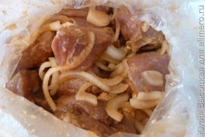 Свинина, запеченная в рукаве с луком