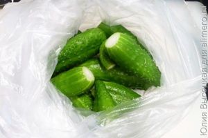 Кто же не любит малосольные огурчики?! Таких наверное не найдется. Но мне как супер-ленивой хозяйке безумно не нравилась беготня с этими банками, рассолами, кипячениями и прочим. Вечером после работы мне совершенно не хотелось кипятить банки, взвешивать огурцы, отмерять нужное количество соли… Поэтому новый « ленивый» способ засолки для меня стал просто находкой. Этот рецепт засолки огурчиков посоветовала мне коллега по работе около трех лет назад. Признаюсь, поначалу я восприняла его довольно скептически: как это засолить огурцы без воды и без банки? Кажется совершенно невероятно! Но попробовав сделать огуречки таким способом один раз, я навсегда забросила все предыдущие варианты. Теперь даже иногда доверяю этот процесс мужу, поскольку способ настолько прост, что справится и ребенок. Время приготовления: 10 минут, плюс 6-8 часов на засолку. Уровень сложности: совершенно элементарно! Вот наш нехитрый набор продуктов: - огурцы свежие — 1 кг - соль – 2 ст. ложки - чеснок — 2 зубч. - укроп Приготовление: Огуречки моем и срезаем с двух сторон хвостики (чтобы быстрее просолились впоследствии). Берем обычный полиэтиленовый пакет, лучше взять два – для надежности. Насыпаем в него соль. Укладываем наши огуречки. Укроп можно взять как для обычной засолки, то есть вместе со стеблями. Режем его произвольно, тоже отправляем в пакет. Ческок режем мелко или пропускаем через давилку. Добавляем к огурцам. Пакет завязываем, перемешиваем содержимое и оставляем (внимание!) в тепле. Я оставляю прямо на кухонном столе. Потом, проходя мимо, периодически его переворачиваем для равномерности просолки. Часов через 6-8 огуречки будут готовы, можно ненадолго убрать их в холодильник или же кушать сразу. Видите, как все элементарно просто! И никаких банок!
