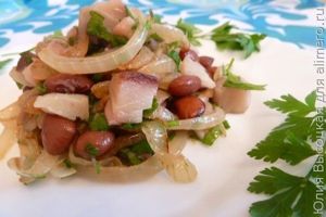 Салат с фасолью и скумбрией
