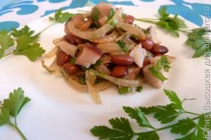 Салат с фасолью и скумбрией