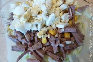 Салат с языком и брусникой
