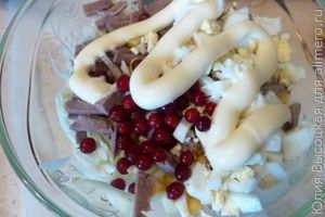 Салат с языком и брусникой