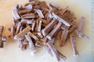 Салат с языком и брусникой