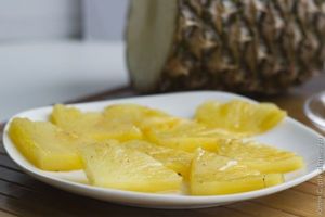 жареный ананас с мороженым