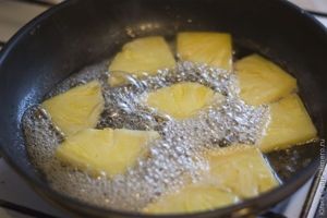 жареный ананас с мороженым