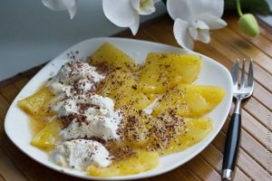 жареный ананас с мороженым
