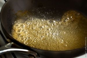 жареный ананас с мороженым