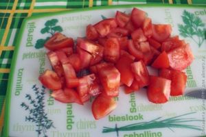 Салат с помидорами и сыром
