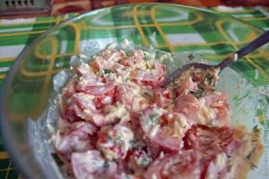 Салат с помидорами и сыром