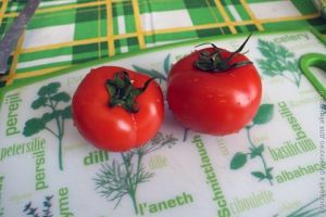 Салат с помидорами и сыром