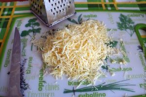 Салат с помидорами и сыром