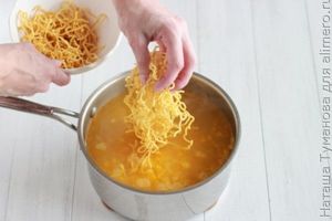 КУРИНЫЙ БУЛЬОН С ЛАПШОЙ