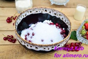творожный десерт с ягодами