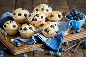 11. Домашняя выпечка – тоже отличный перекус для школьника, особенно если она выпекалась без использования маргарина (на сливочном масле), да еще и содержит кусочки фруктов. 11. Домашняя выпечка – тоже отличный перекус для школьника, особенно если она выпекалась без использования маргарина (на сливочном масле), да еще и содержит кусочки фруктов.