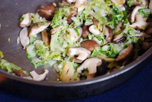 8. Капуста с грибами. Грибы отварить, капусту бланшировать или потушить. Пропустить вместе через мясорубку. Соединить со спассерованным луком и небольшим количеством крахмала, поставить на 2-3 минуты на сильный огонь. Остудить массу, посолить и поперчить. 8. Капуста с грибами. Грибы отварить, капусту бланшировать или потушить. Пропустить вместе через мясорубку. Соединить со спассерованным луком и небольшим количеством крахмала, поставить на 2-3 минуты на сильный огонь. Остудить массу, посолить и поперчить.