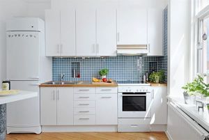 Очень светлая кухня. Не смотря на то, что мебель смотрится простовато, голубая плитка придает помещению свою изюминку. Очень светлая кухня. Не смотря на то, что мебель смотрится простовато, голубая плитка придает помещению свою изюминку.