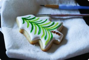 Нанести на елочку узор удобно при помощи тонкой кисточки. Сделать это под силу даже дошкольнику, ведь узор совершенно несложный. Нанести на елочку узор удобно при помощи тонкой кисточки. Сделать это под силу даже дошкольнику, ведь узор совершенно несложный.