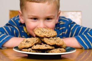 10. Цельнозерновое печенье. Оно содержит сложные углеводы, которые позволяют запастись необходимой энергией и избавиться от чувства голода надолго. 10. Цельнозерновое печенье. Оно содержит сложные углеводы, которые позволяют запастись необходимой энергией и избавиться от чувства голода надолго.