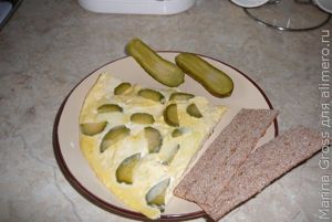 Омлет с моцареллой и огурцами
