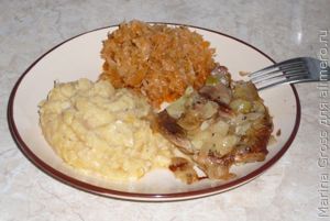 Бекон с горохом и тушеной капустой