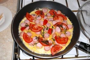 Омлет с помидорами и сосисками