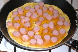 Омлет с помидорами и сосисками