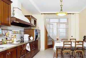 Светлая и просторная кухня с широким выходом на балкон, который закрыт не только дверями, но и лёгким полупрозрачным тюлем. Светлая и просторная кухня с широким выходом на балкон, который закрыт не только дверями, но и лёгким полупрозрачным тюлем.