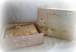 Еще одна ручная работа. Для этого фотоальбома была сделана специально коробка в том же стиле. Слишком хрупкий набор, как по мне. Еще одна ручная работа. Для этого фотоальбома была сделана специально коробка в том же стиле. Слишком хрупкий набор, как по мне.