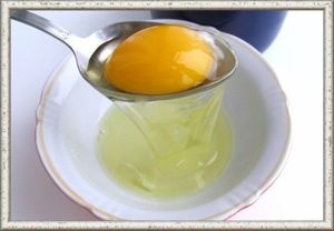 3. Яйца нужно обязательно разделить на белки и желтки, которые взбивают по отдельности. Причем, делать это необходимо очень аккуратно, чтобы в белках не осталось ни одной капельки желтка. Это важно соблюдать, чтобы потом хорошо взбились белки. Желтки – с сахаром, а белки - с солью. 3. Яйца нужно обязательно разделить на белки и желтки, которые взбивают по отдельности. Причем, делать это необходимо очень аккуратно, чтобы в белках не осталось ни одной капельки желтка. Это важно соблюдать, чтобы потом хорошо взбились белки. Желтки – с сахаром, а белки - с солью.