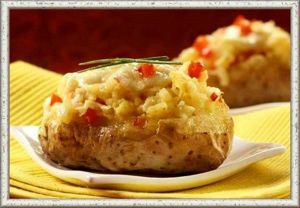 4. Картофель, фаршированный копченой рыбой. Отварить картофель до полуготовности, сформовать лодочки, срезав верхушки. Вынутую мякоть вместе с луком и филе копченой рыбы перекрутить в мясорубке, вбить в массу сырое яйцо, перемешать ее и слегка взбить. Наполнить картофель приготовленным фаршем, выложить в смазанную маслом форму, залить сметаной, запекать 3-5 минут до появления румяной корочки. 4. Картофель, фаршированный копченой рыбой. Отварить картофель до полуготовности, сформовать лодочки, срезав верхушки. Вынутую мякоть вместе с луком и филе копченой рыбы перекрутить в мясорубке, вбить в массу сырое яйцо, перемешать ее и слегка взбить. Наполнить картофель приготовленным фаршем, выложить в смазанную маслом форму, залить сметаной, запекать 3-5 минут до появления румяной корочки.