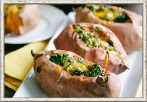 14. Запеченный картофель с брокколи под сырной корочкой. Запеченные клубни молодого картофеля нужно немного раскрыть (пополам или крест-накрест). Заправить соусом из консервированной белой фасоли, перебитой в блендере с тертым сыром и специями. Сверху в каждый клубень добавить по ложке пюре из брокколи, чеснока и сыра. Запекать в духовке такой картофель нужно еще пару минут, чтобы успел расплавиться сыр. 14. Запеченный картофель с брокколи под сырной корочкой. Запеченные клубни молодого картофеля нужно немного раскрыть (пополам или крест-накрест). Заправить соусом из консервированной белой фасоли, перебитой в блендере с тертым сыром и специями. Сверху в каждый клубень добавить по ложке пюре из брокколи, чеснока и сыра. Запекать в духовке такой картофель нужно еще пару минут, чтобы успел расплавиться сыр.