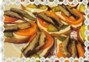 12. Бутерброды со шпротами и помидорами. Продукты: батон, майонез, огурцы маринованные, свежие помидоры, шпроты, масло растительное и чеснок. 12. Бутерброды со шпротами и помидорами. Продукты: батон, майонез, огурцы маринованные, свежие помидоры, шпроты, масло растительное и чеснок.