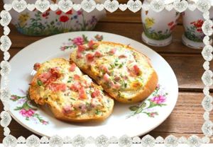 15. Гренки с ветчиной и сыром. Для их приготовления нужна ветчина, сыр твердый, майонез. А также молотая красная паприка, петрушка или укроп. 15. Гренки с ветчиной и сыром. Для их приготовления нужна ветчина, сыр твердый, майонез. А также молотая красная паприка, петрушка или укроп.