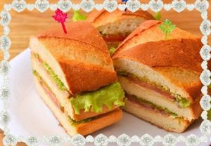 13. Быстрые бутерброды. Понадобится батон, жареная куриная грудка, ломтик бекона, помидор, лист салата, майонез и масло. 13. Быстрые бутерброды. Понадобится батон, жареная куриная грудка, ломтик бекона, помидор, лист салата, майонез и масло.