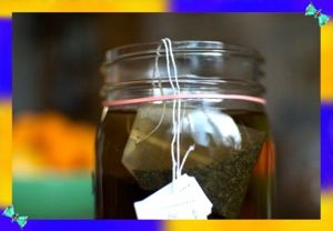 9. Фиксация чайных пакетиков. В тот момент, когда вы захотите перейти от горячительных напитков к горячим, вам тоже не обойтись без канцелярской резинки. С её помощью легко закрепить нитку чайного пакетика, чтобы потом не вылавливать его со дна чашки. 9. Фиксация чайных пакетиков. В тот момент, когда вы захотите перейти от горячительных напитков к горячим, вам тоже не обойтись без канцелярской резинки. С её помощью легко закрепить нитку чайного пакетика, чтобы потом не вылавливать его со дна чашки.