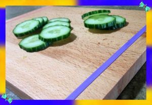 4. Скользкая разделочная доска. Чтобы разделочная доска не скользила по столу, необходимо натянуть по её краям по одной канцелярской резинке. 4. Скользкая разделочная доска. Чтобы разделочная доска не скользила по столу, необходимо натянуть по её краям по одной канцелярской резинке.