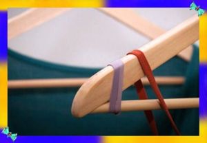 2. Скользкие плечики. Если бретельки платья постоянно соскальзывают с вешалки - намотайте по её краям резинку в несколько слоёв. 2. Скользкие плечики. Если бретельки платья постоянно соскальзывают с вешалки - намотайте по её краям резинку в несколько слоёв.