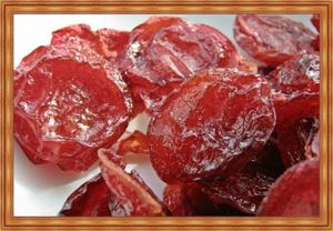 8. Сушеная алыча. Зрелую алычу нужно перебрать, удалить поврежденные, зеленые или очень мягкие плоды, вымыть. Разрезать алычу на две половинки, удалить косточку и положить разрезанные плоды на деревянную, широкую доску, срезом вверх. Сушить нужно на открытом солнце, периодически перебирая алычу и выбрасывая испортившиеся плоды. Уже на следующий день, алыча начнет сморщиваться и высыхать. 8. Сушеная алыча. Зрелую алычу нужно перебрать, удалить поврежденные, зеленые или очень мягкие плоды, вымыть. Разрезать алычу на две половинки, удалить косточку и положить разрезанные плоды на деревянную, широкую доску, срезом вверх. Сушить нужно на открытом солнце, периодически перебирая алычу и выбрасывая испортившиеся плоды. Уже на следующий день, алыча начнет сморщиваться и высыхать.