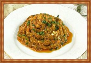 10. Огуречная икра. Продукты: крупные огурцы – 1 кг, сладкий перчик – 2 шт., лук – 200 г, томаты – 0.5 кг, морковь – 300 г, соль – 60 г, растительное масло. Приготовление: огурцы очистить, выбрать семена, крупно натереть. Помидоры ошпарить, снять кожицу, провернуть плоды через мясорубку. Перец запечь в духовке, очистить от семян и кожицы, нарезать кубиками. Морковь натереть, переложить на сковороду с маслом. Лук нашинковать полукольцами, добавить к моркови и вместе обжарить. Все овощи соединить, всыпать соль, перемешать и варить 40 – 45 минут. Разложить икру по баночкам, закатать и укутать. 10. Огуречная икра. Продукты: крупные огурцы – 1 кг, сладкий перчик – 2 шт., лук – 200 г, томаты – 0.5 кг, морковь – 300 г, соль – 60 г, растительное масло. Приготовление: огурцы очистить, выбрать семена, крупно натереть. Помидоры ошпарить, снять кожицу, провернуть плоды через мясорубку. Перец запечь в духовке, очистить от семян и кожицы, нарезать кубиками. Морковь натереть, переложить на сковороду с маслом. Лук нашинковать полукольцами, добавить к моркови и вместе обжарить. Все овощи соединить, всыпать соль, перемешать и варить 40 – 45 минут. Разложить икру по баночкам, закатать и укутать.