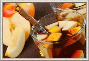 3. Яблочный чай. Понадобится 1 л воды на 200 г яблочной кожуры. Слегка подрумянить кожуру в духовке и поместить в холодную воду, довести до кипения и выстоять 10-15 мин. Напиток подается с медом или сахаром. 3. Яблочный чай. Понадобится 1 л воды на 200 г яблочной кожуры. Слегка подрумянить кожуру в духовке и поместить в холодную воду, довести до кипения и выстоять 10-15 мин. Напиток подается с медом или сахаром.