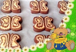 4. Печенье "Бабочки". Продукты: масло сливочное мягкое - 125 г, яйцо - 1 шт., сахар - 120 г, мука - 150 г, крахмал - 1,5 ст. л., сода - 0,5 ч. л., какао - 1 ст. л., ванилин. Приготовление: масло растереть с сахаром и яйцом до однородной массы. В другой чаше смешать просеянную муку, крахмал, соду. Тесто разделить пополам. В одну половину добавить какао, в другую ванилин. Далее в каждую чашу поочередно добавлять мучную смесь по 2 ст. л., пока она не закончится. Также при необходимости для эластичности теста можно добавить еще муки в обе половины замеса. На доску выстелить пищевую пленку, по ней распределить равномерно шоколадное тесто, убрать с доски. То же самое сделать с ванильной половиной. Далее шоколадное тесто выложить сверху белого, прижать (можно скалкой). Разрезать по короткой стороне пополам, свернуть рулеты и приложить их плотно друг к другу, чтоб внешний "шов" был снаружи. Отправить в холодильник на 30-40 минут. По истечении времени вытащить, разрезать на пластинки по 7-9 мм. Посередине с боков сделать углубление, выложить на смазанную бумагу. Выпекать 10-12 минут при 180 градусах. 4. Печенье "Бабочки". Продукты: масло сливочное мягкое - 125 г, яйцо - 1 шт., сахар - 120 г, мука - 150 г, крахмал - 1,5 ст. л., сода - 0,5 ч. л., какао - 1 ст. л., ванилин. Приготовление: масло растереть с сахаром и яйцом до однородной массы. В другой чаше смешать просеянную муку, крахмал, соду. Тесто разделить пополам. В одну половину добавить какао, в другую ванилин. Далее в каждую чашу поочередно добавлять мучную смесь по 2 ст. л., пока она не закончится. Также при необходимости для эластичности теста можно добавить еще муки в обе половины замеса. На доску выстелить пищевую пленку, по ней распределить равномерно шоколадное тесто, убрать с доски. То же самое сделать с ванильной половиной. Далее шоколадное тесто выложить сверху белого, прижать (можно скалкой). Разрезать по короткой стороне пополам, свернуть рулеты и приложить их плотно друг к другу, чтоб внешний "шов" был снаружи. Отправить в холодильник на 30-40 минут. По истечении времени вытащить, разрезать на пластинки по 7-9 мм. Посередине с боков сделать углубление, выложить на смазанную бумагу. Выпекать 10-12 минут при 180 градусах.